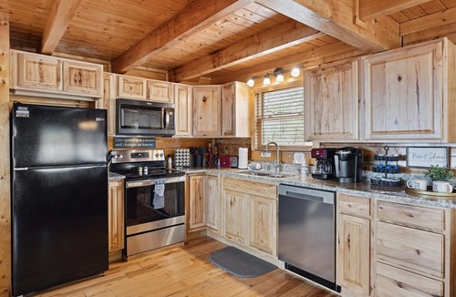Sevierville Cabin | Unobstructed View, Central Location , Honeymoon Retreat, Fire-pit, Hot Tub ⛰️