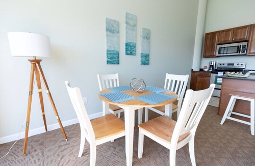 Sandusky Condo | Waterfront Luxury Condo - Sleeps 4 with Cedar Point View!