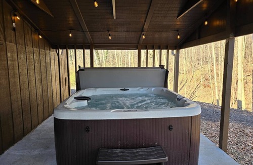 Streetsboro Cabin | White Tail Run At Heron Hill Retreat Hot Tub Lake!