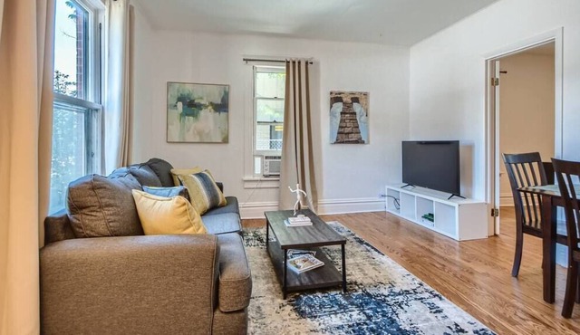 1BR Victorian w/ Parking / Walk to Empower Field
