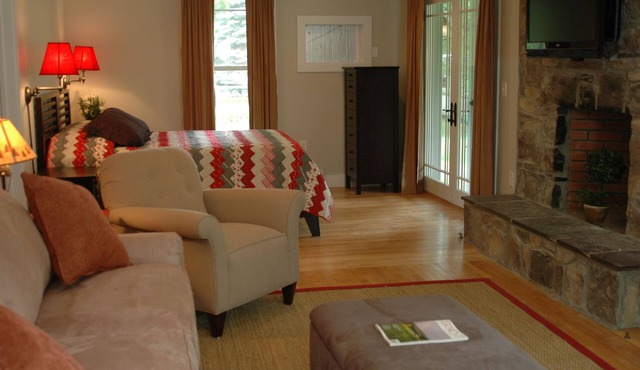 2 Bdrm on Lake Dunmore, linens, Views, Beach, Marina, Pub, Store. Pet friendly