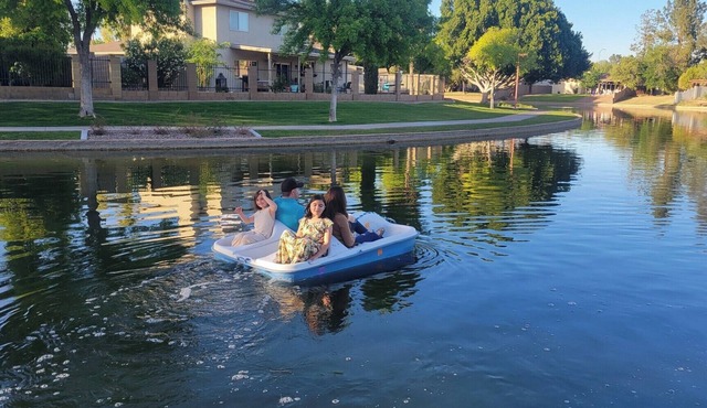 4 Bedroom Waterfront Home. Family Retreat. No Stairs. Boat & Fish from Backyard.