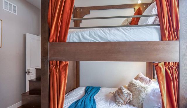 ★★★★★ 5 Star, Private Room, Rooftop Deck, Massage Chair