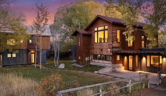 Abode at Alpenglow, mountain home with guesthouse