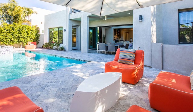 An Unforgettable Modern Luxury Villa Neighboring Fashion Square