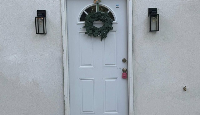 Apartment B - Next to Hiking Trail - Back Entrance