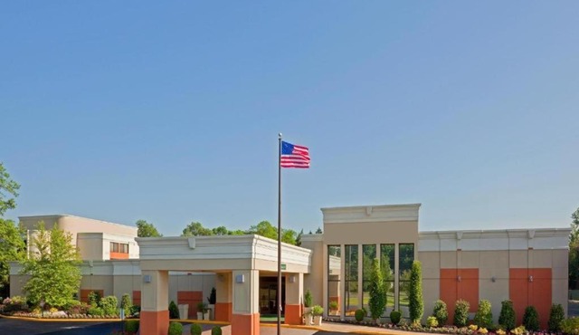 Armoni Inn & Suites