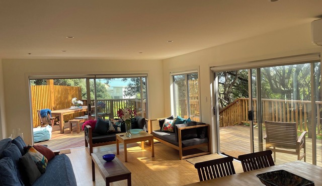 Beach-vibe, modern, easy-living house opposite Nth Piha iconic surf beach