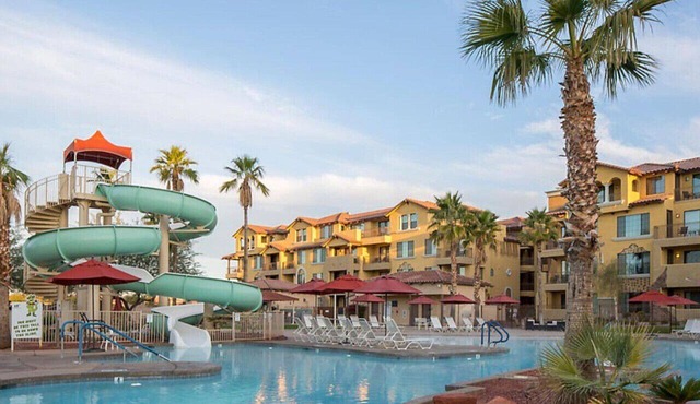 Beautiful Studio Apt in a great resort setting with fountains, courtyards, and pool with bar