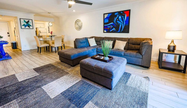 Captivating 2BR Condo in Old Town w/ POOL!