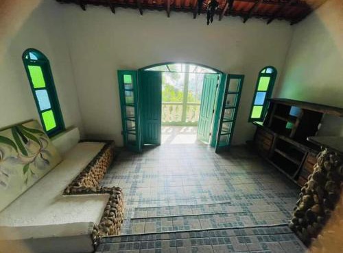 Casa em Angra com muito verde e praia