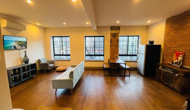 Central Brooklyn Loft. 4 stops to Manhattan.