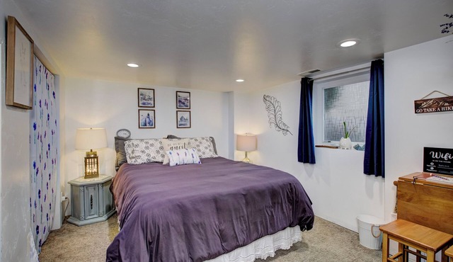 Charming Downtown Basement Bungalow with WiFi and AC in lovely La Grande