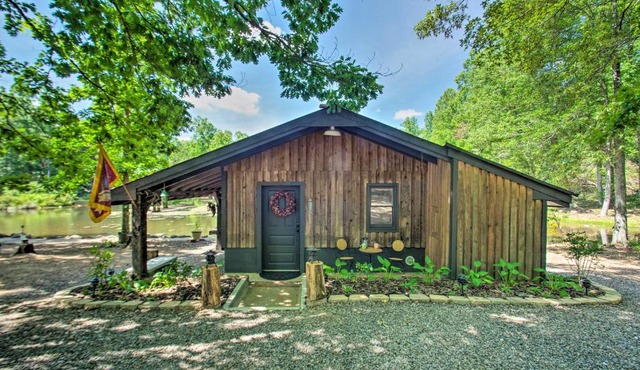 Charming Lakefront Cabin: Fish, Hike & More!