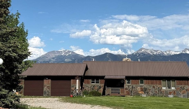 Charming Riverfront Guest House with Deck Overlooking Madison River, Near Ennis, Montana