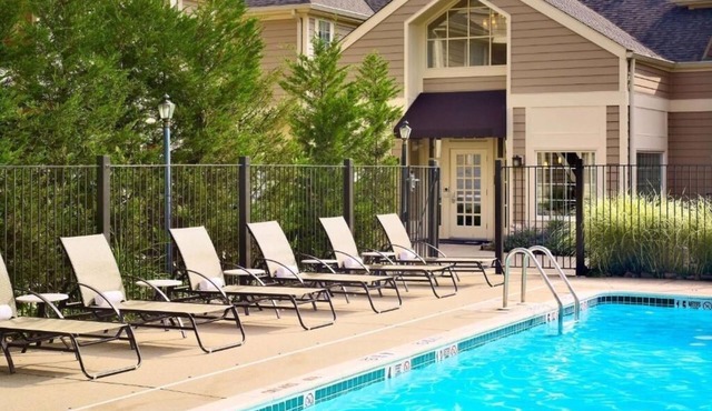 Comfortable Suite with Full Kitchen, Pool & Gym Close to Rutgers