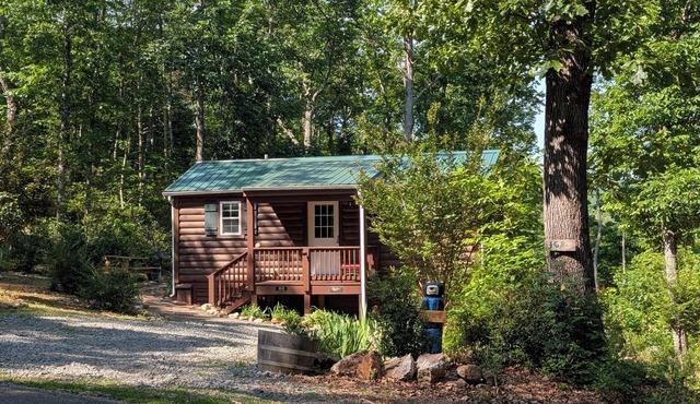 Cozy cabin for 2 w/great mt views & walking trails!