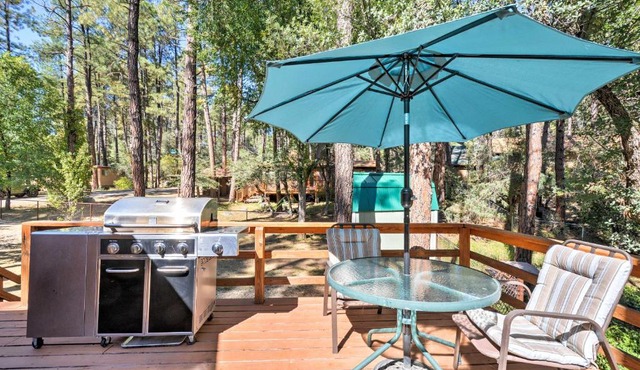 Cozy Cabin with AC and Deck, 5 Mi to Downtown Prescott