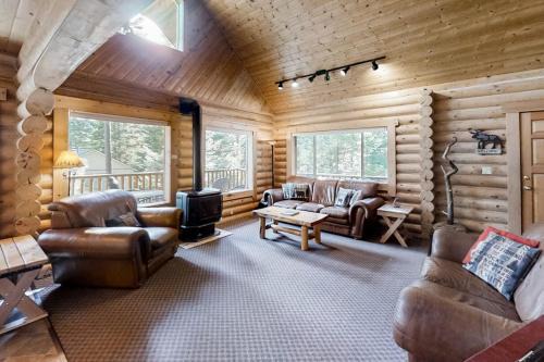 Custom-built log home with gas grill free WiFi deck and private location