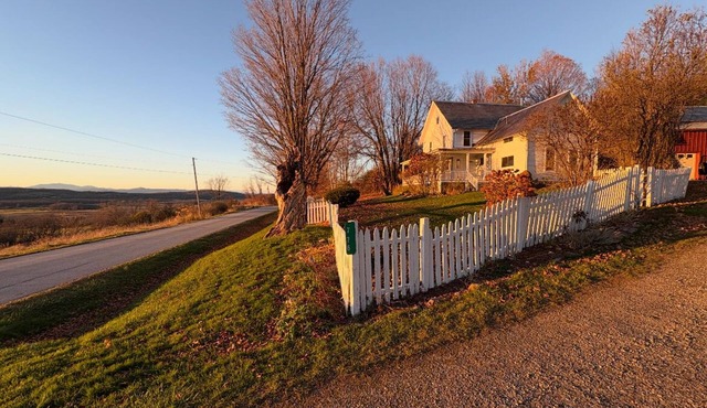 Farmhouse With a View - 12 minutes from Middlebury