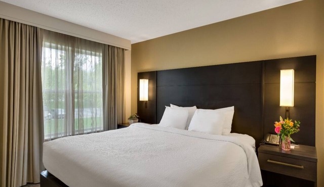 Fully-furnished Suites! Indoor Swimming Pool, Pet-friendly, Free Breakfast!