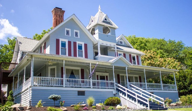 Hudson Manor Bed & Breakfast