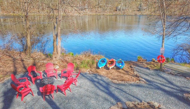 Huge Comfy Lakefront : Kayaks, Gamerooms, Firepit, Pet Friendly, Bushkill Falls!
