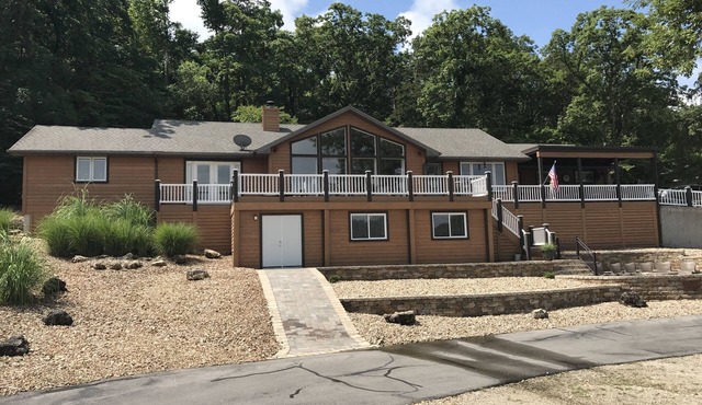 L@k! Lakefront/Golf Course HOME Private, Upscale Sleeps 1-10
