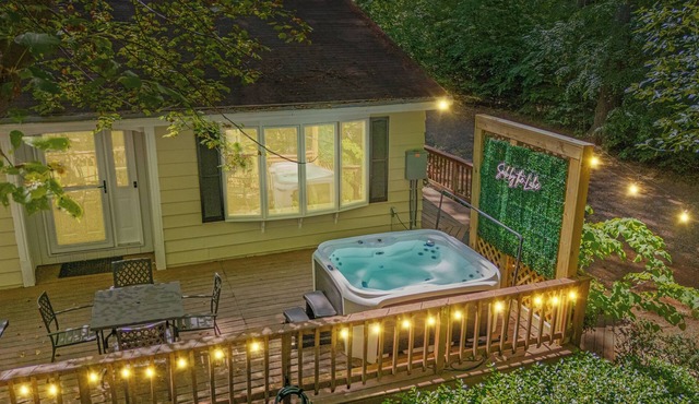 Lakefront Retreat: Hot Tub, EV Charger, Gazebo, Dock & Outdoor Chimney!