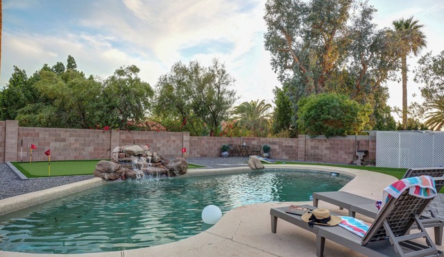 Luxe Escape: Heated Pool Hot Tub Mini Golf Hike BBQ Fire Pit EV RV ready