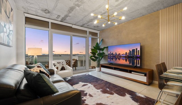 Luxe! Midtown GEM with DrinkBar Garage Pool BBQ Gym MiniGolf PingPong Foosball