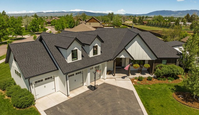 Luxurious Custom Home with Mountain Views
