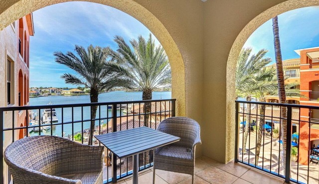 Luxurious Esplanade Condo | Overlooking Bay