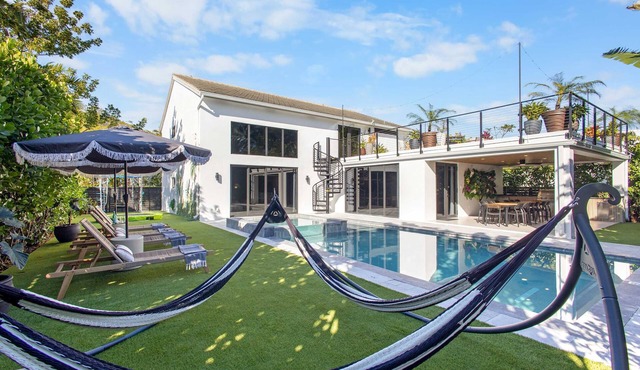 Miami Retreat w/Sunset Rooftop, Pool & Game Room