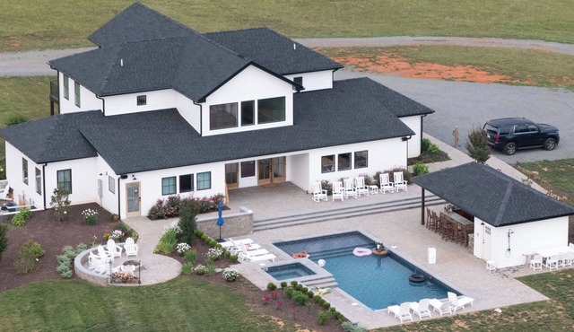 Modern Luxe House Hot Tub 20ppl