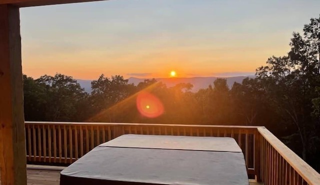 Mountain-View Cabin near Luray · Sunset Views & Hot Tub · Sleeps 4