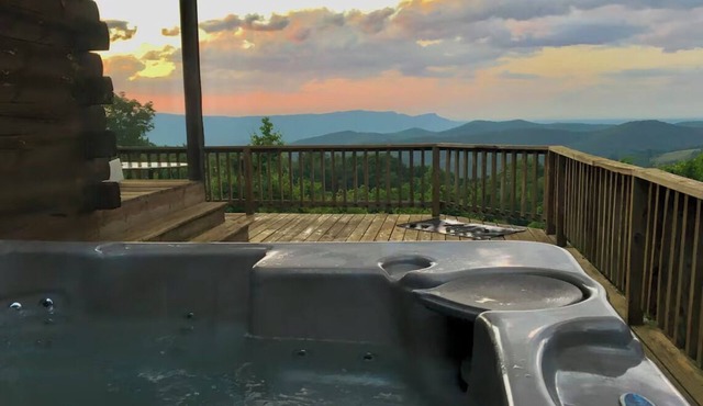 Mystic Mountain-Secluded Log Cabin with Amazing Views and Inviting Hot Tub