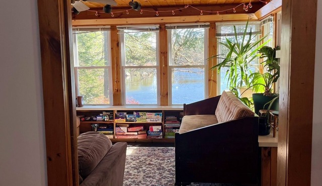 Nature Lovers Waterfront Retreat on Winnekeag Lake. Cozy Year-Round Escape.