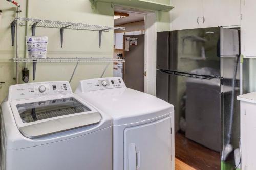 Near Route 66, Family Fun & Lakes! Williams Home