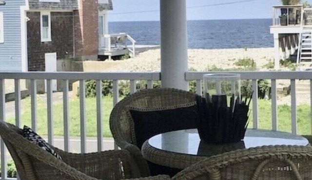Oceanfront Beach House/Fall asleep listening to the waves