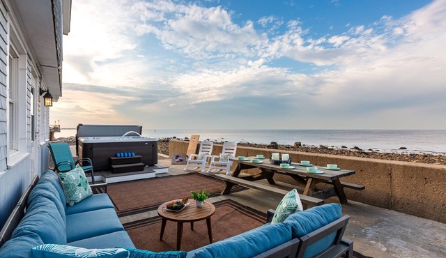 Oceanfront home w/Amazing Views, Hottub! Sleeps 10