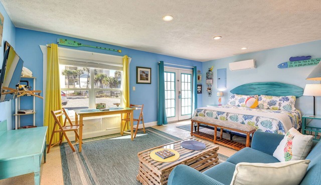 PCB Studio w/Private Patio: Steps to Beach!