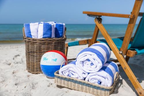 Pineapple Paradise! 6BR 7BA beachfront house! Private Pool! Grill! Sleeps 16!