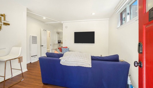 Pristine Downtown 1-Bedroom Steps from State House