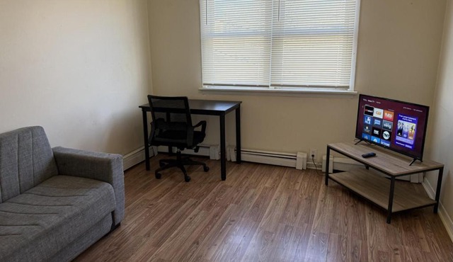 Private one-bedroom and one-bathroom apartment, private street entrance in convenient area