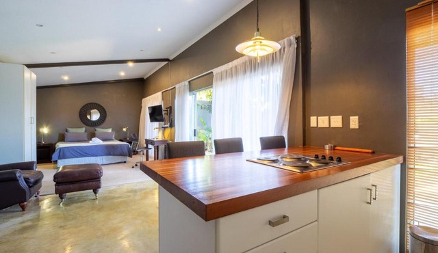 Private Studio flatlet, Uncapped Wifi, Netflix,Full DSTV