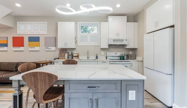 Reston Tiny House – Pristine 1BR, King Bed, Hot Tub, Close to IAD, Tysons & DC.