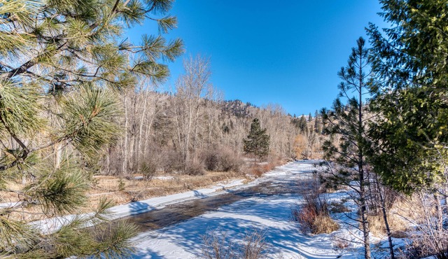Riverfront, Cozy Cabin, Mountain Views, 2bed 2bath