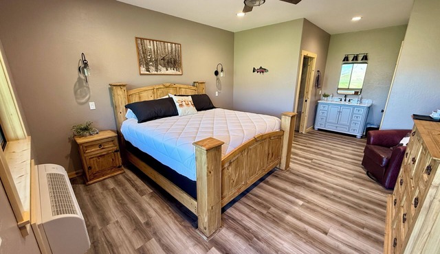 Riverfront Lodge in White Bird, ID – 1BR w/Panoramic Views & Breakfast Unit 3