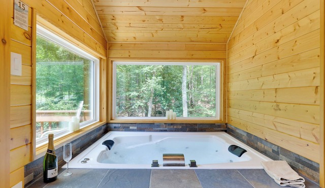 Secluded Cabin: Pool, Jacuzzi, Pool Table, King Bed, Fire Pit, Horseback Riding
